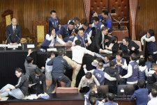台湾の立法院本会議で衝突する国民党や民進党などの立法委員ら＝17日、台北（共同）