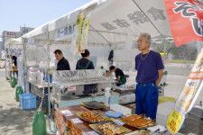 石川県七尾市の道の駅「能登食祭市場」で営業を再開した店舗＝18日午前
