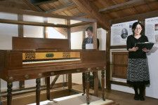熊谷美術館に残る、シーボルトから贈られたピアノ。右は江口伊織館長＝4月、山口県萩市