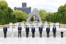 広島市の平和記念公園で記念写真に納まる岸田首相（中央）、バイデン米大統領（その右）ら＝2023年5月