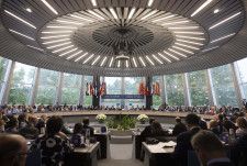 17日、フランス・ストラスブールで開かれた欧州評議会の会議（AP＝共同）