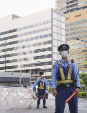 米大使館（左奥）周辺を警戒する警察官＝2022年5月、東京都港区