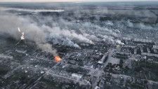 ロシアの激しい砲撃が続き、煙の上がるウクライナ・ハリコフ州ボウチャンスク＝17日（ゲッティ＝共同）