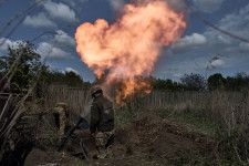 18日、ロシアとの国境に近いウクライナ・ハリコフ州に展開する砲兵（ゲッティ＝共同）