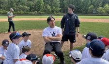野球教室で子どもたちの質問に答える松井秀喜さん＝18日、ニューヨーク州タリータウン（共同）