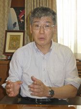 インタビューに答える高エネルギー加速器研究機構（KEK）の浅井祥仁機構長