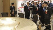 「G7広島サミット記念館」で、首脳会議で使われた円卓を見学する湯崎英彦広島県知事（右端）ら＝19日、広島市の平和記念公園