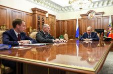 18日、モスクワのクレムリンでロシアのコズロフ天然資源環境相（左端）らと会談したプーチン大統領（ロシア大統領府提供・タス＝共同）