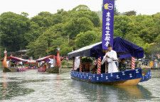 平安貴族の船遊びを再現した「三船祭」。雨の中、華やかに飾られた船が観光客らを魅了した＝19日午後、京都・嵐山