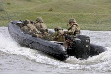 ドニエプル川の支流で、小型艇を使った渡河作戦の訓練を行うウクライナ軍兵士＝14日、ウクライナ・ミコライウ州（共同）