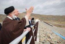 19日、イラン北西部の東アゼルバイジャン州とアゼルバイジャンとの国境地帯のダムを訪れたイランのライシ大統領（手前）（ロイター＝共同）