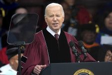 19日、米ジョージア州アトランタのモアハウス大卒業式で演説するバイデン大統領（AP＝共同）