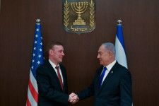19日、イスラエルのネタニヤフ首相（右）と握手するサリバン米大統領補佐官＝エルサレム（Kobi　Gideon（GPO）、ゲッティ＝共同）