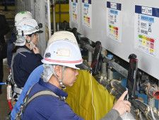 名古屋市の建設現場で、AIカメラの前に立ち熱中症の危険度を確認する作業員＝20日午前