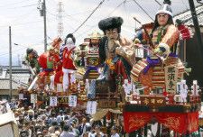 三国神社前に並んだ、巨大な武者人形を載せた山車＝20日午前、福井県坂井市
