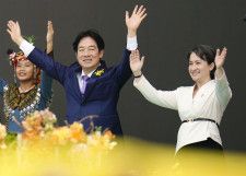 就任式典で手を振る台湾の頼清徳新総統（左）と蕭美琴新副総統＝20日、台北の総統府前（共同）