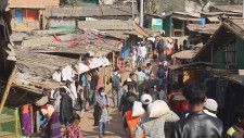 バングラデシュ・コックスバザールのロヒンギャ難民キャンプに身を寄せる人々＝2021年2月（AP＝共同）