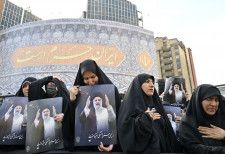 20日、イランの首都テヘランで開かれたライシ大統領を追悼する集会で悲しむ女性たち（共同）