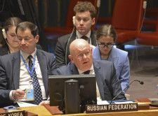 20日、ニューヨークの国連本部で開かれた安全保障理事会に出席したロシアのネベンジャ国連大使（手前）（共同）