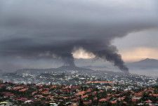 暴動が続き、黒煙が立ち上るニューカレドニア・ヌメア＝15日（AP＝共同）