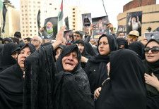 20日、ライシ大統領を追悼する集会で悲しむ女性ら＝イランの首都テヘラン（共同）