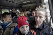 ロシア軍の攻勢に伴いウクライナ東部ハリコフ州ボウチャンスクから避難する人たち＝20日（ゲッティ＝共同）