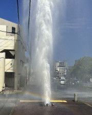地下にある消火栓が壊れ、水が噴き上がった歩道＝21日午後、神戸市（近隣住民提供）