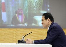 サウジアラビアのムハンマド皇太子とオンラインで会談する岸田首相＝21日午後、首相官邸（内閣広報室提供）