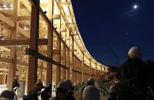 試験点灯された、大阪・関西万博会場の象徴となる木造巨大屋根「リング」＝21日夜、大阪市の夢洲