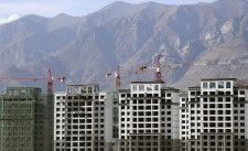 高層ビルの建設が進む中国チベット自治区ラサ市内＝2020年10月