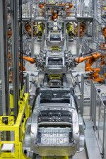 ドイツ・ライプチヒの工場で生産されるポルシェの電気自動車＝6日（ゲッティ＝共同）