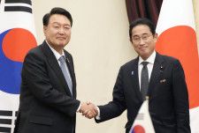 握手する韓国の尹錫悦大統領（左）と岸田首相＝2023年7月、リトアニア・ビリニュス（共同）