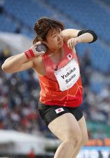 女子砲丸投げ（上肢障害F46）で11メートル72をマークし、銅メダルを獲得した斎藤由希子＝神戸ユニバー記念競技場
