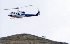 イランのライシ大統領を乗せて飛び立つヘリコプター＝19日、イラン・アゼルバイジャン国境付近（WANA提供・ロイター＝共同）