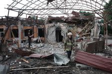 22日、ウクライナ東部ハリコフで、ロシア軍の攻撃を受けた現場を調べる救急隊員ら（ゲッティ＝共同）