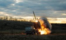 ロシア側に向け発射される高機動ロケット砲システム「ハイマース」＝2023年12月、ウクライナ（ゲッティ＝共同）