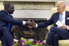 23日、米ホワイトハウスで握手するケニアのルト大統領（左）とバイデン大統領（AP＝共同）