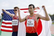 男子1500メートル（知的障害）で銅メダルを獲得し、日の丸を掲げる十川裕次（右）＝神戸ユニバー記念競技場