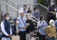 静岡県知事選で候補者の街頭演説を聞く有権者ら＝24日午前、浜松市（画像の一部にモザイク処理をしています）