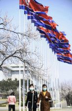 平壌市内にはためく北朝鮮国旗＝2020年