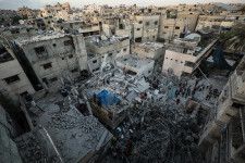 イスラエル軍が攻撃した建物＝24日、ガザ市（ゲッティ＝共同）