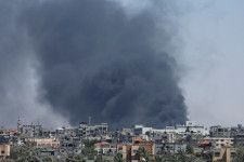 ガザ地区南部ラファで、イスラエル軍の空爆後に立ち上る煙＝24日（ロイター＝共同）