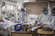 病院の集中治療室（ICU）で新型コロナウイルス患者の治療に当たる医療従事者ら＝2021年5月、インド・ニューデリー（ゲッティ＝共同）
