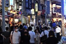 居酒屋などが並ぶ東京・上野の通りを歩く大勢の人たち＝2021年7月