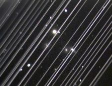 米スペースXが打ち上げたスターリンク衛星の光跡＝2019年5月（VICTORIA・GIRGIS/米ローウェル天文台提供）