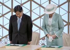 両陛下、岡山で豪雨犠牲者に黙礼　全国植樹祭に出席