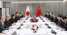 中国の李強首相（右から3人目）と会談する岸田首相（左から3人目）＝26日、ソウル（共同）