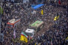 イランのライシ大統領のひつぎを運ぶ車両に集まる市民ら＝22日、テヘラン（ゲッティ＝共同）