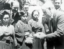 米カリフォルニア州のエンジェル島でパスポートのチェックを受ける日本人。排日移民法成立前の1920年ごろとみられる（ゲッティ＝共同）