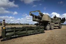 地対地ミサイル「ATACMS」を積み込むため準備する米軍関係者＝2023年7月、オーストラリア・クイーンズランド州（米軍提供・AP＝共同）